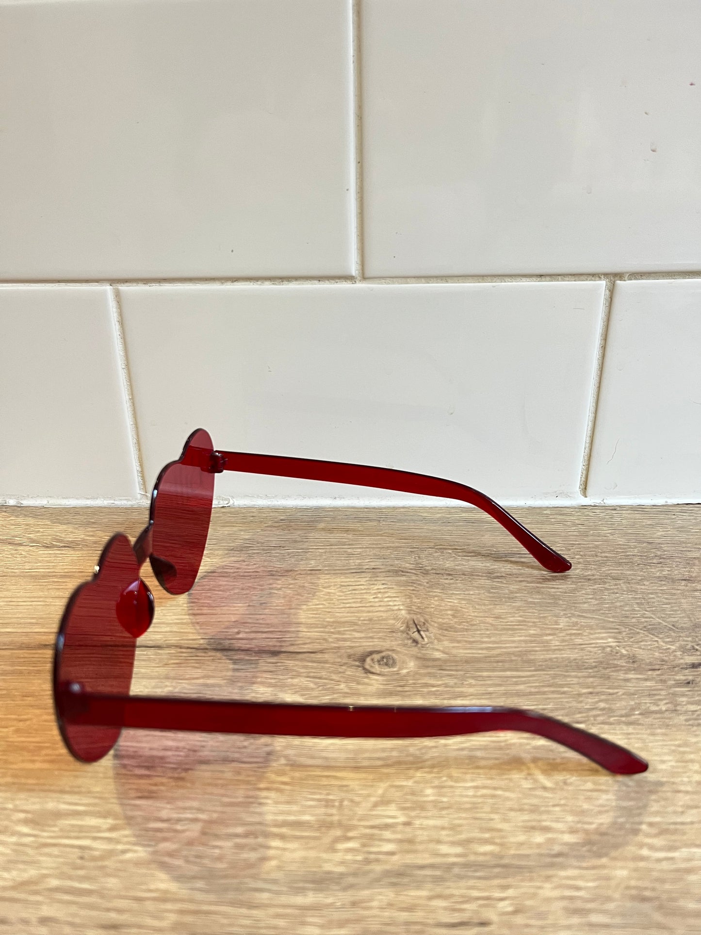 Customisable red heart glasses